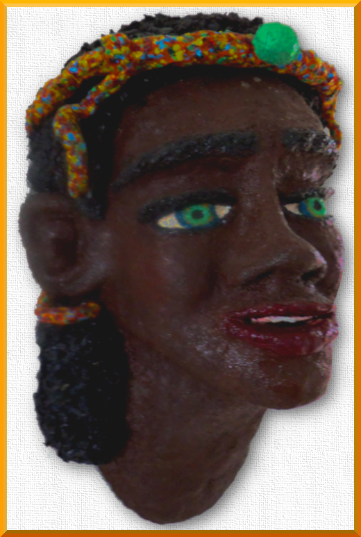 hoofd van een afrikaan die gemaaakt is van papier maché, en om aan de muur te hangen gemaakt door Brigit Weeda.